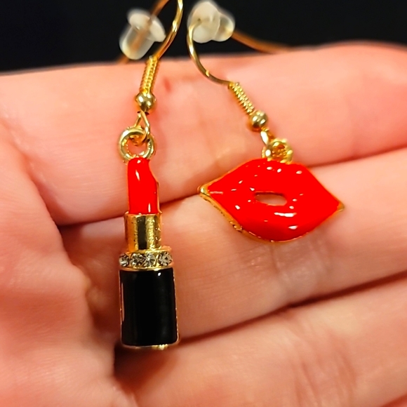 ๐ Lip Brooch and Lipstick Earring Set - Picture 6 of 6